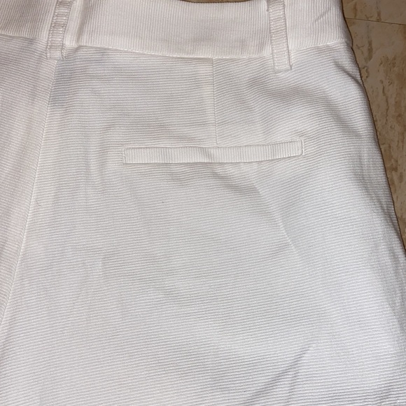 NWT. White Forever 21 Shorts. Extra Button Included. Size Small. - Picture 6 of 6